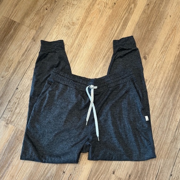 Heathered Vuori daily joggers